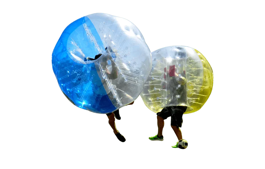 Deux joueurs de bubble foot dans leurs bulles