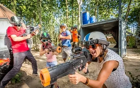 Adultes en pleine partie de laser game en extérieur