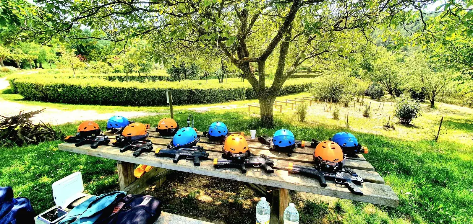 Lanceurs et casques de laser game prêts sur une table en extérieur