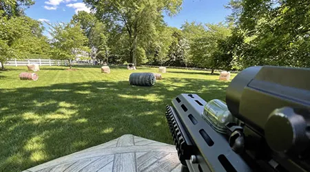 Vue d'un joueur sur un terrain de laser game en extérieur